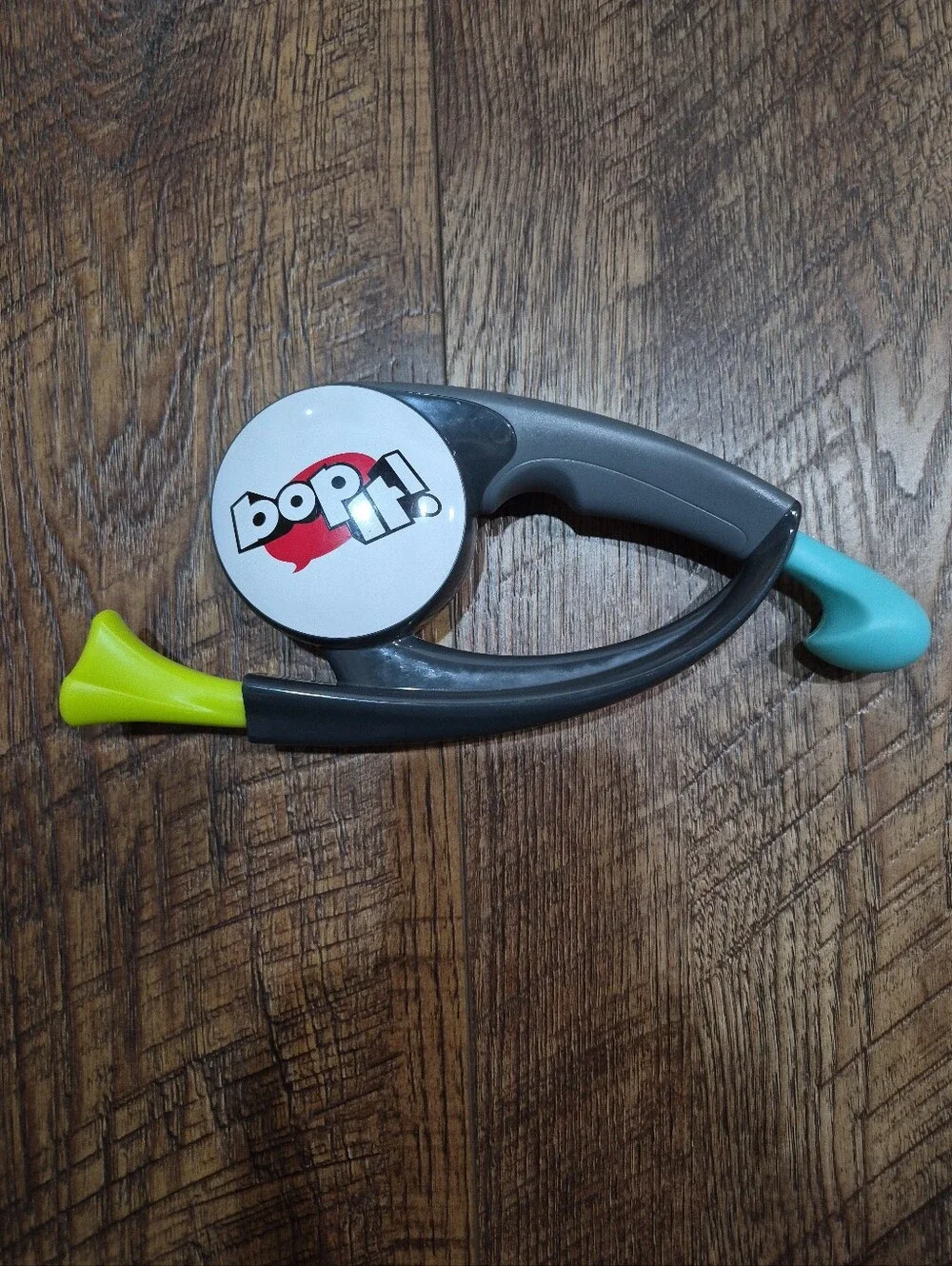 Hasbro B7428 Bop It! Electronic Handheld Reflex Game
